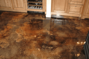 Прогнивший деревянный пол. Защита пола от гниения. Лужа на ламинате. Гнилой деревянный пол. Сон полы гнилые.