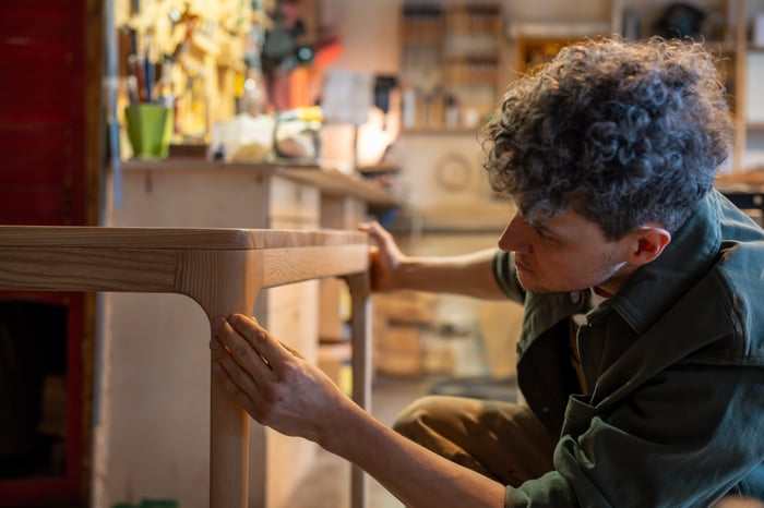WHAT SHOULD YOU AVOID TO PRESERVE YOUR WOOD FURNITURE