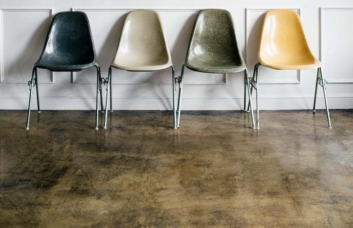 chairs-in-a-living-room-2023-11-27-04-50-02-utc