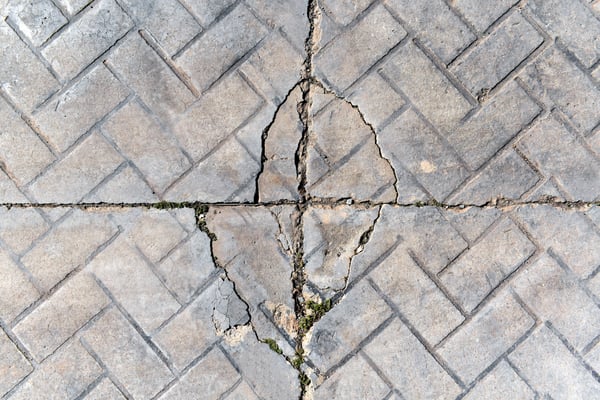 WHAT CAUSES CONCRETE FLOOR CRACKING AND PITTING?