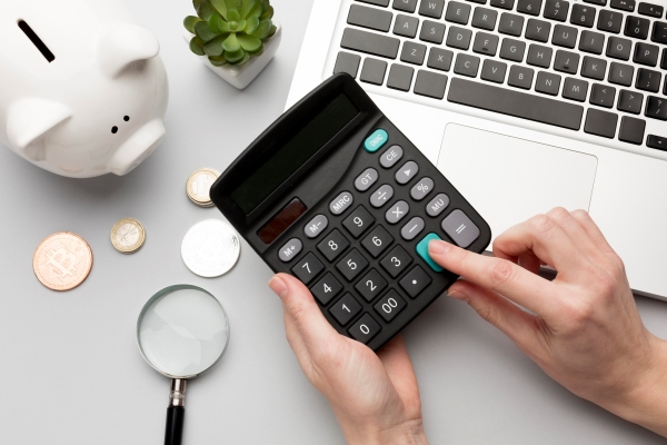 concept-economy-with-piggy-bank-calculator
