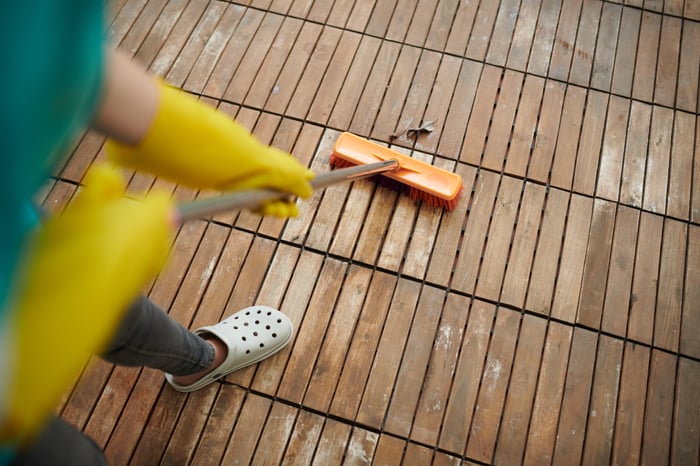 HOW TO CLEAN YOUR DECK WITH A SCRUB BRUSH